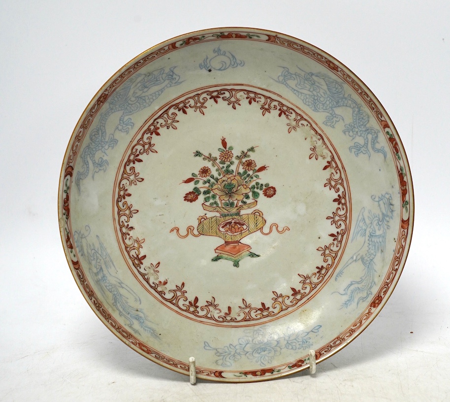 A Chinese famille verte dish, Kangxi/Yongzheng period, 22cm diameter. Condition - fair, some wear on the decoration